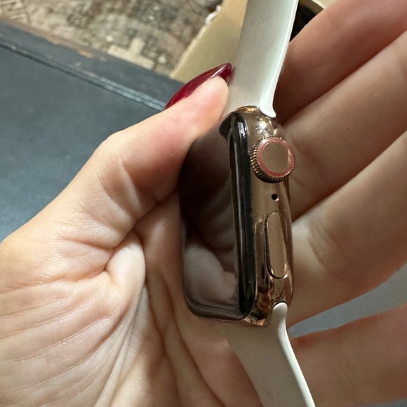 Apple Watch Series 4 Gold Titanium - Picture 3 of 5